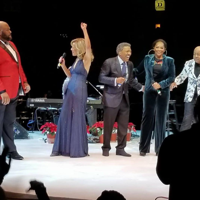 Marilyn & Billy Melt Hearts on The Colors of Christmas Tour ’17